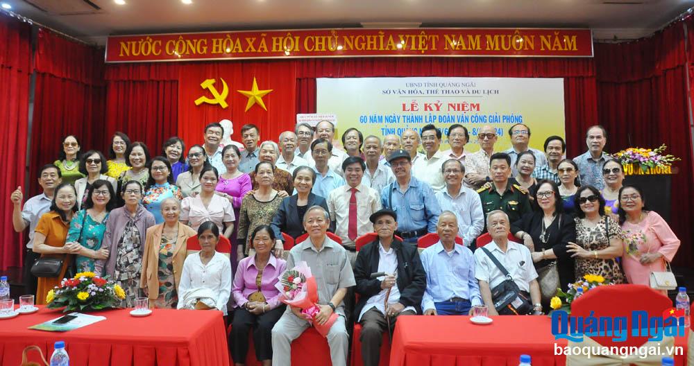 Các thế hệ cán bộ, diễn viên, nghệ sĩ của Đoàn Văn công Giải phóng tỉnh Quảng Ngãi chụp hình lưu niệm tại Lễ kỷ niệm.