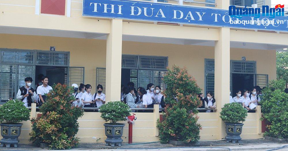 Thí sinh tại Điểm thi Trường THPT Nguyễn Công Phương (Nghĩa Hành).