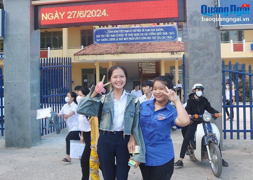 Thí sinh tại Điểm thi Trường THPT Nguyễn Công Phương phấn khởi hoàn thành kỳ thi.