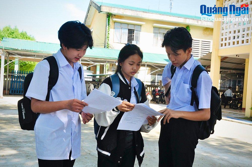 Các thí sinh tại Hội đồng coi thi Trường THPT Nguyễn Công Phương (Nghĩa Hành) trao đổi bài sau khi hoàn thành bài thi môn Tiếng Anh.