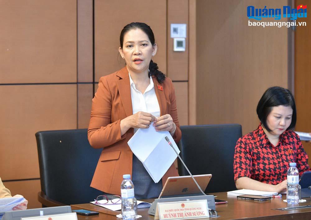 Phó Trưởng đoàn chuyên trách Đoàn ĐBQH tỉnh Huỳnh Thị Ánh Sương phát biểu tại buổi thảo luận. Ảnh: V.TÂN

