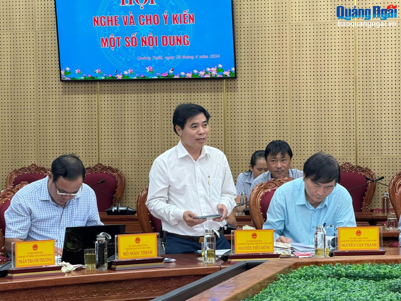 Giám đốc Sở VH-TT&DL Nguyễn Tiến Dũng trình bày nội dung Quy định mức thưởng đối với huấn luyện viên và vận động viên