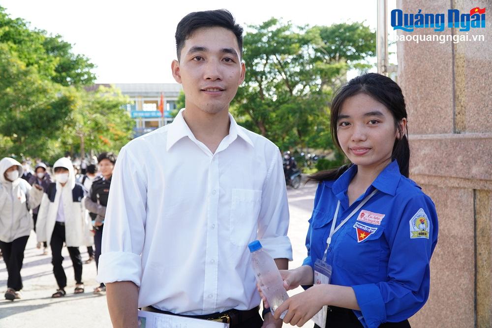 Thí sinh Nguyễn Lộc rạng rỡ sau khi kết thúc môn thi Toán tại điểm thi Trường THPT số 1 Tư Nghĩa (Tư Nghĩa).