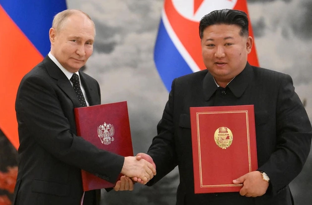 Tổng thống Nga Vladimir Putin (trái) và nhà lãnh đạo Triều Tiên Kim Jong-un tại lễ ký kết văn kiện ở Bình Nhưỡng hôm 19/6 Ảnh: REUTERS