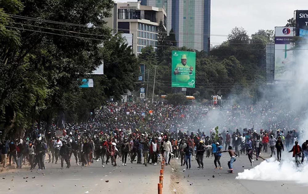 Người dân xuống đường tại thủ đô Nairobi, Kenya, ngày 25/6/2024, để phản đối tăng thuế. (Ảnh: Reuters)