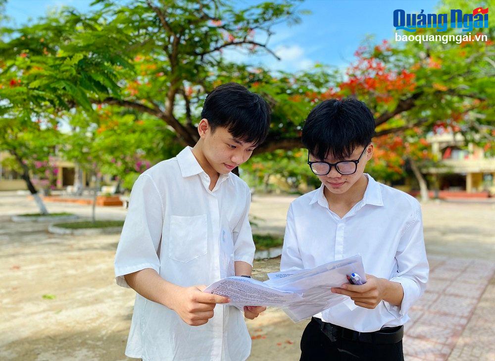 Thí sinh ở điểm thi Trường THCS & THPT Vạn Tường (Bình Sơn) trao đổi bài sau khi hoàn thành bài thi môn tiếng Anh.