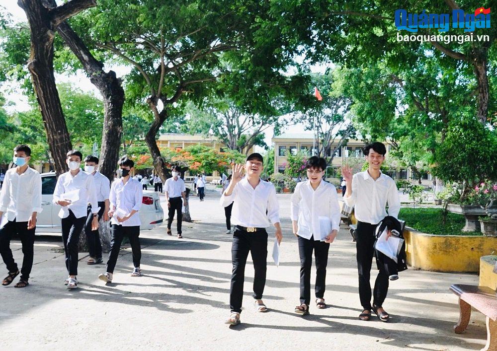 Các thí sinh phấn khởi rời điểm thi Trường THCS & THPT Vạn Tường (Bình Sơn) kết thúc ngày thi cuối cùng.