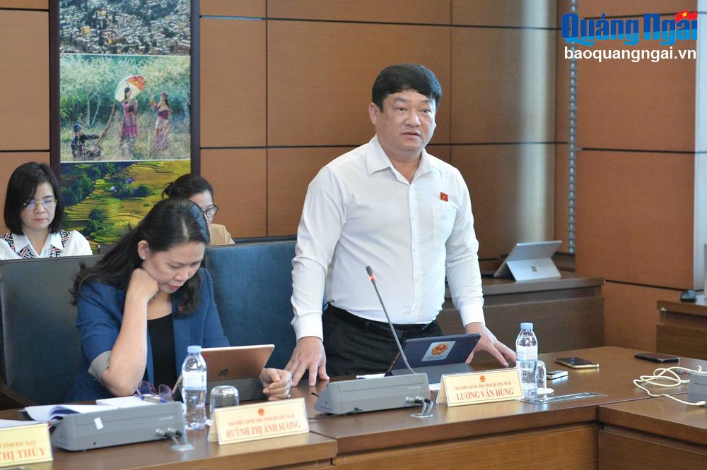 Đại biểu Lương Văn Hùng - Phó Chánh án TAND tỉnh Quảng Ngãi phát biểu tại buổi thảo luận. Ảnh: V.TÂN