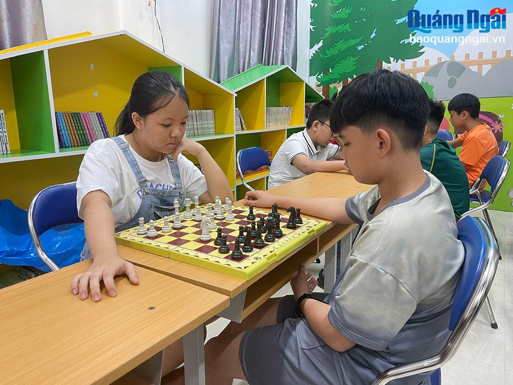 Các em học sinh tham gia phần thi cờ vua.