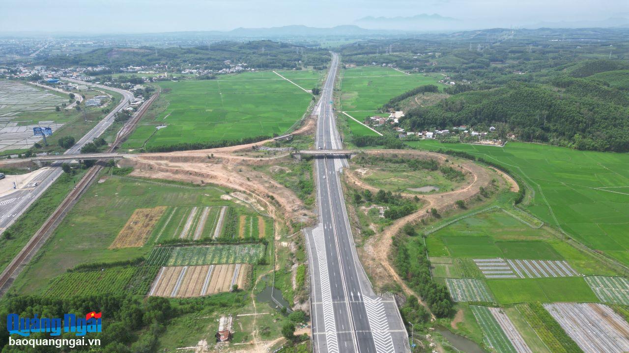 Sau gần 6 năm cao tốc Đà Nẵng - Quảng Ngãi đưa vào sử dụng, nhưng nút giao Trì Bình - Dung Quất vẫn còn dở dang.