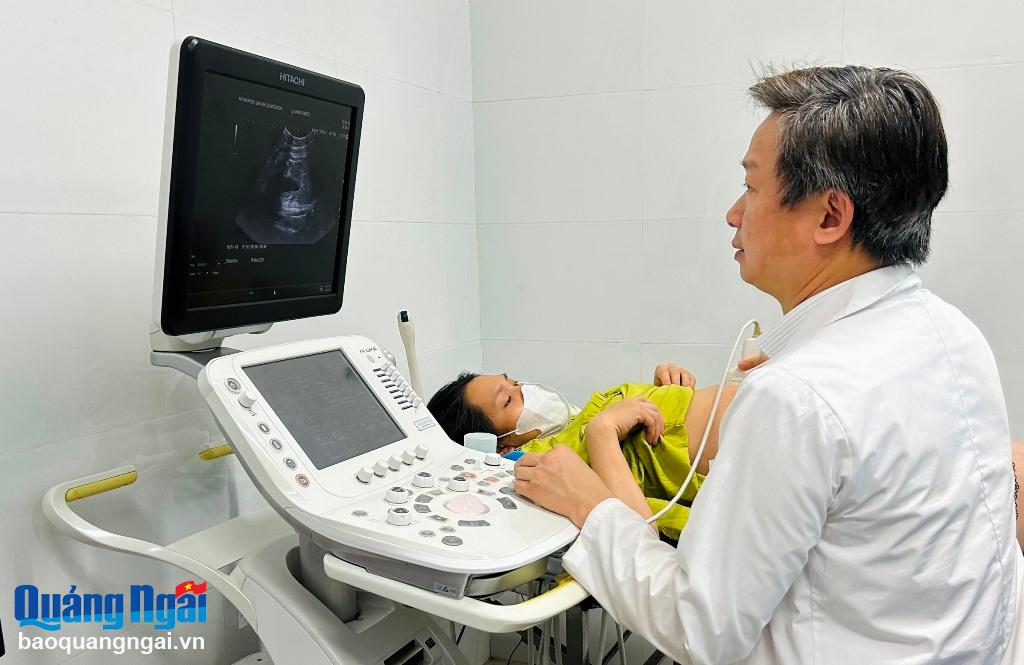 
Bác sĩ Bệnh viện Sản – Nhi tỉnh siêu âm thai miễn phí cho các thai phụ.
