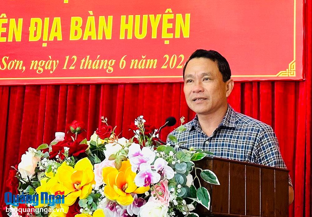 Bí thư Huyện ủy, Chủ tịch HĐND huyện Bình Sơn Võ Văn Đồng phát biểu tại buổi tiếp xúc , đối thoại.