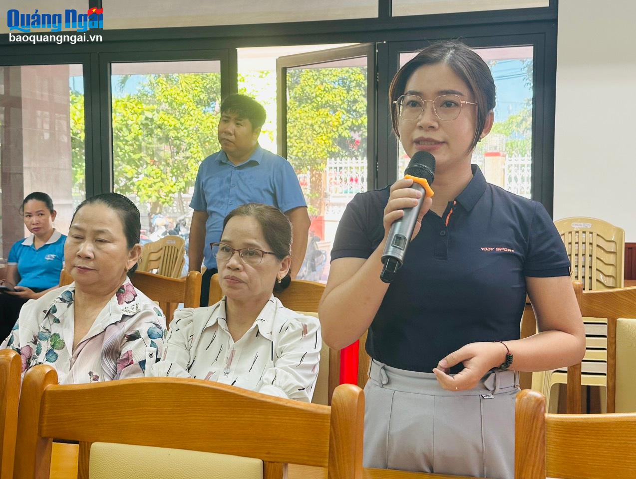 Chị Thượng Thị Bình Uyên, hội viên phụ nữ xã Hành Thuận nêu ý kiến tại buổi đối thoại.