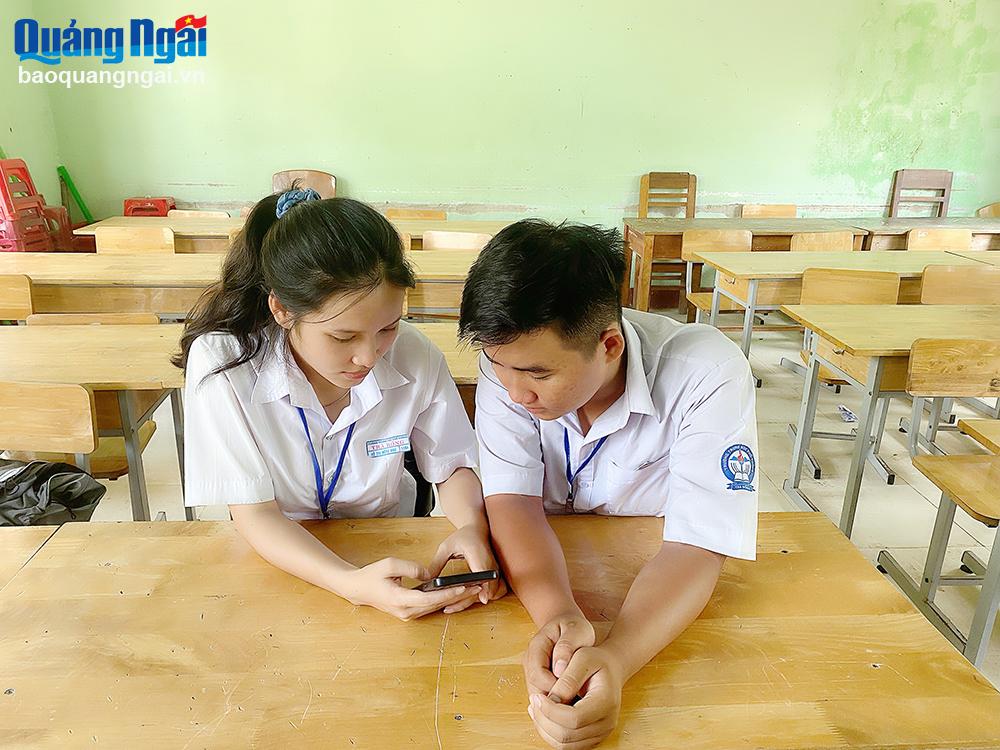 Học sinh Trường THPT Trà Bồng (Trà Bồng) cùng nhau chia sẻ kiến thức từ các trang mạng để sẵn sàng cho kỳ thi sắp đến.