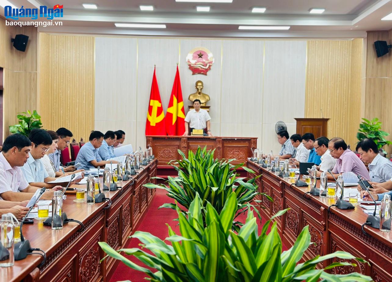Phó Chủ tịch UBND tỉnh Trần Phước Hiền chủ trì cuộc họp.