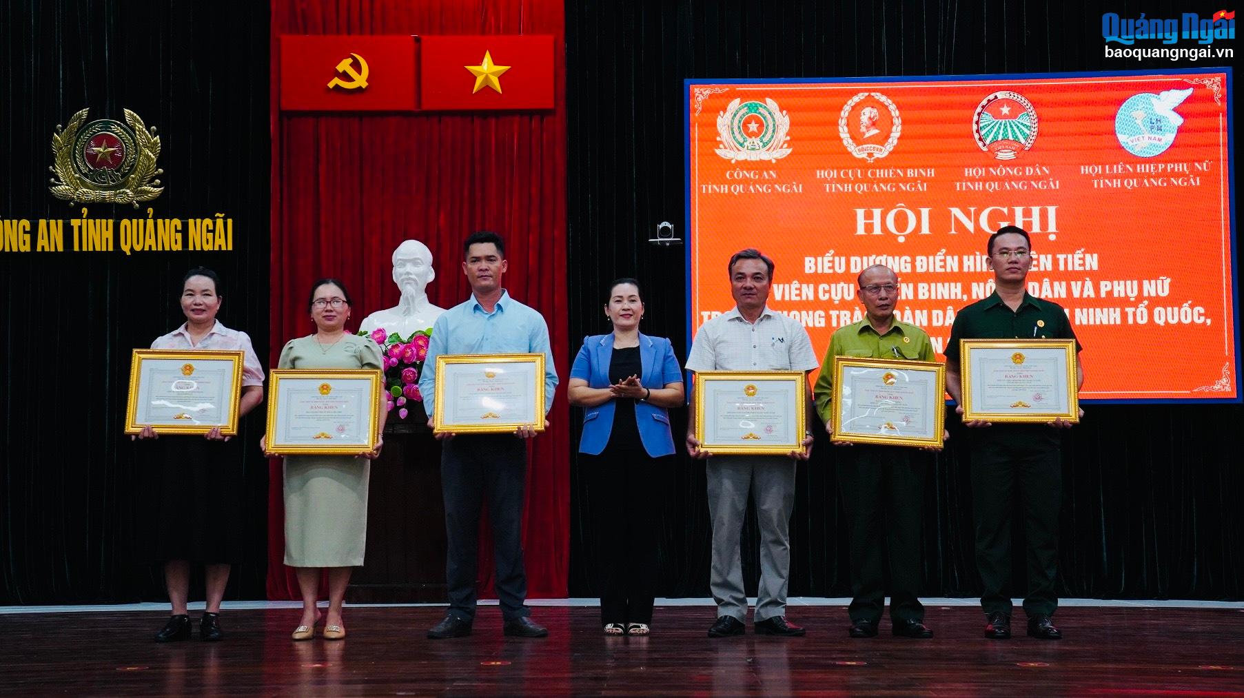 Phó Bí thư Tỉnh ủy Đinh Thị Hồng Minh trao Bằng khen của Chủ tịch UBND tỉnh cho các tập thể.