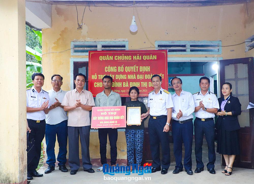 Trao kinh phí hỗ trợ xây nhà Đại đoàn kết cho gia đình bà Đinh Thị Dung