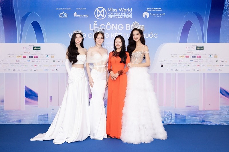 
Tốp 3 Miss World Vietnam 2022 xuất hiện tại thảm xanh của Lễ công bố thông tin về vòng Chung kết toàn quốc Miss World Việt Nam 2023 tại Quy Nhơn.