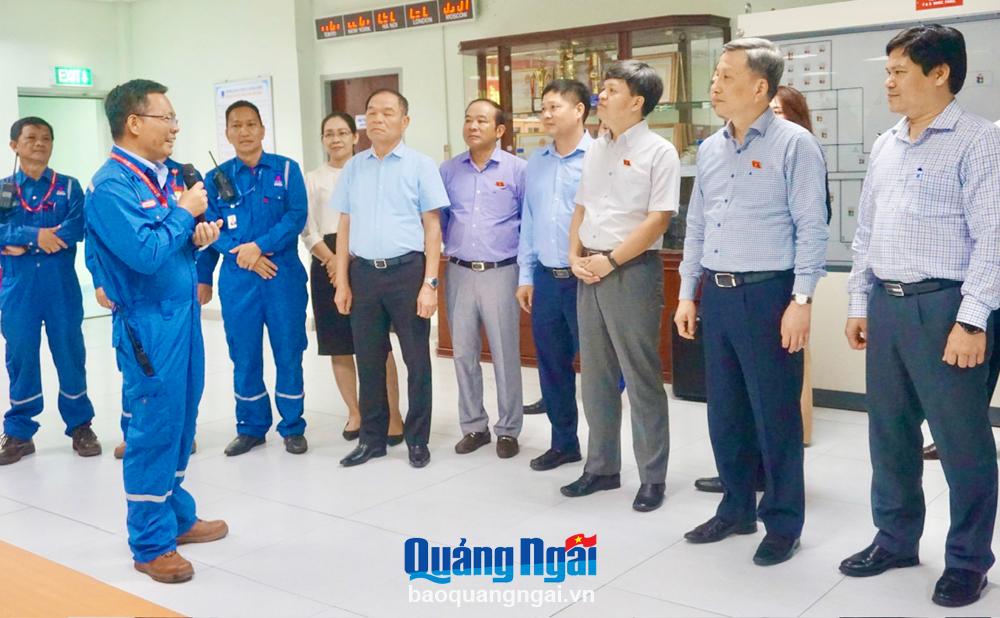 Đoàn giám sát UBTVQH gặp gỡ kỹ sư vận hành Nhà máy lọc dầu Dung Quất.