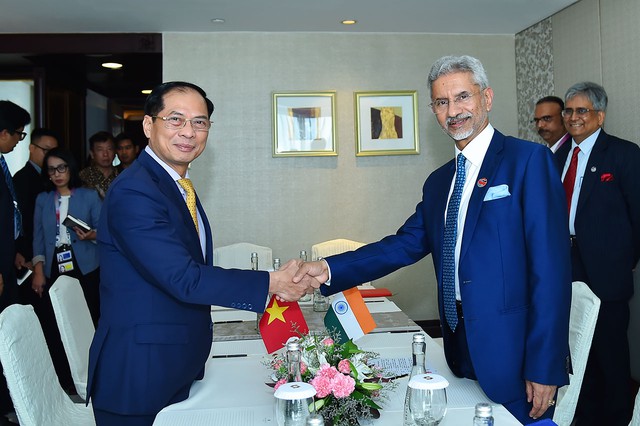Bộ trưởng Bùi Thanh Sơn gặp song phương với Bộ trưởng Ngoại giao Ấn Độ và Australia