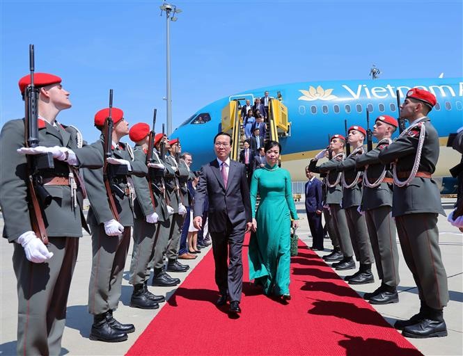 Chủ tịch nước Võ Văn Thưởng và Phu nhân đến sân bay quốc tế Vienna, Thủ đô Vienna, bắt đầu chuyến thăm chính thức Cộng hòa Áo. Ảnh: Thống Nhất/TTXVN