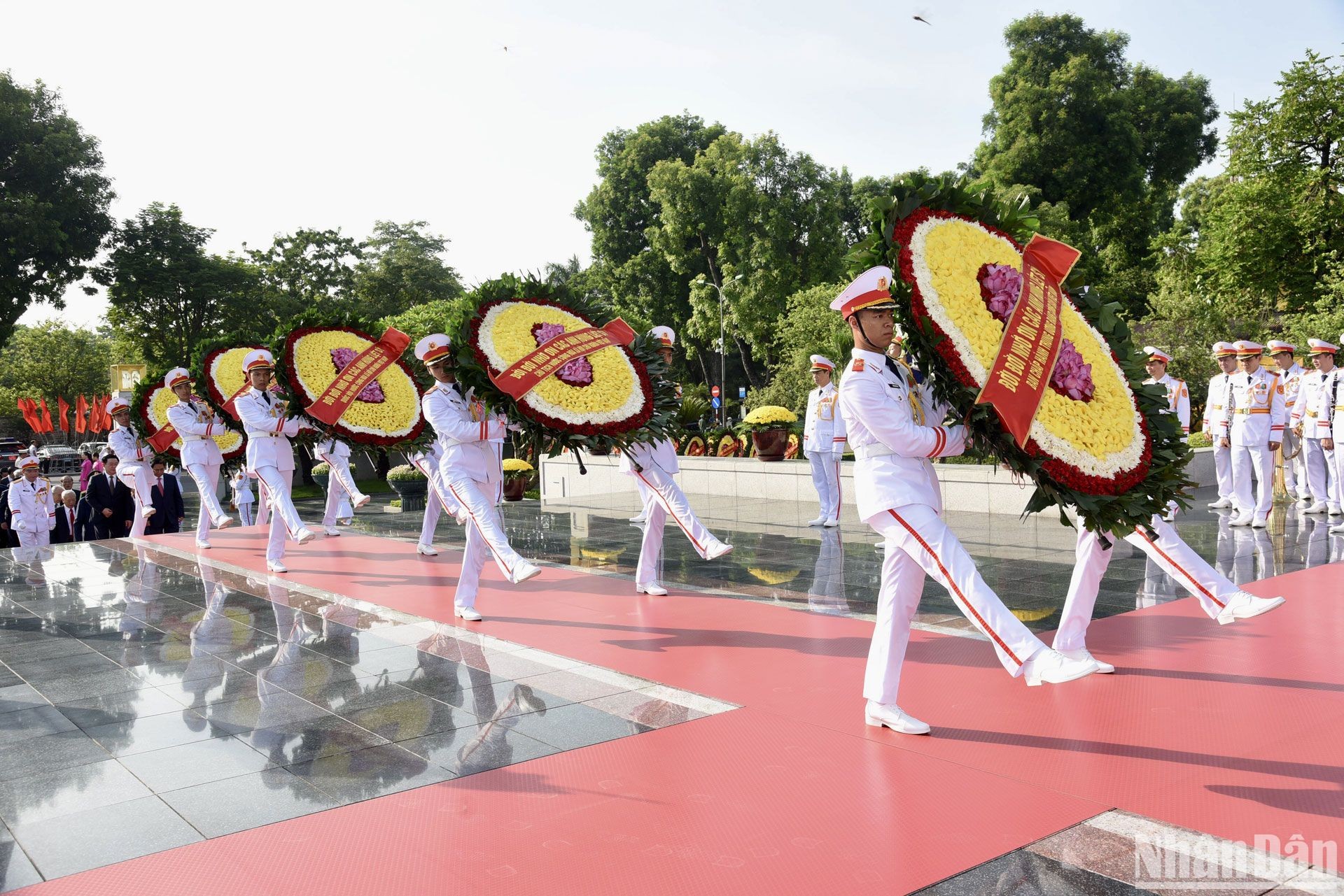 [Photos].Lãnh đạo Đảng, Nhà nước vào Lăng viếng Chủ tịch Hồ Chí Minh và tưởng niệm các Anh hùng liệt sĩ