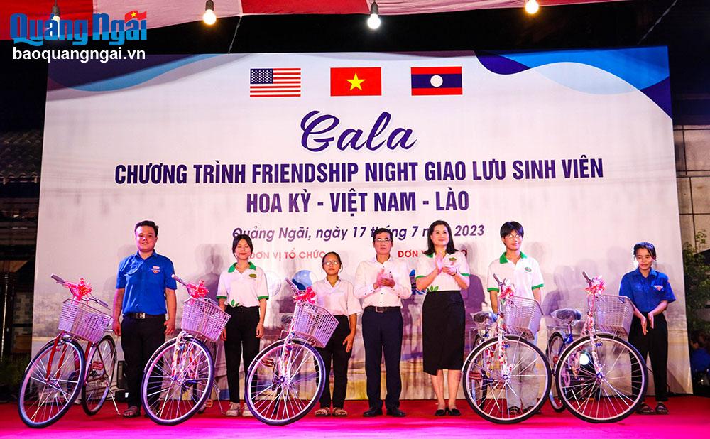 Trao tặng xe đạp của Sở Ngoại vụ và các đơn vị liên quan cho học sinh nghèo học giỏi vượt khó xã Tịnh Khê, TP Quảng Ngãi.
