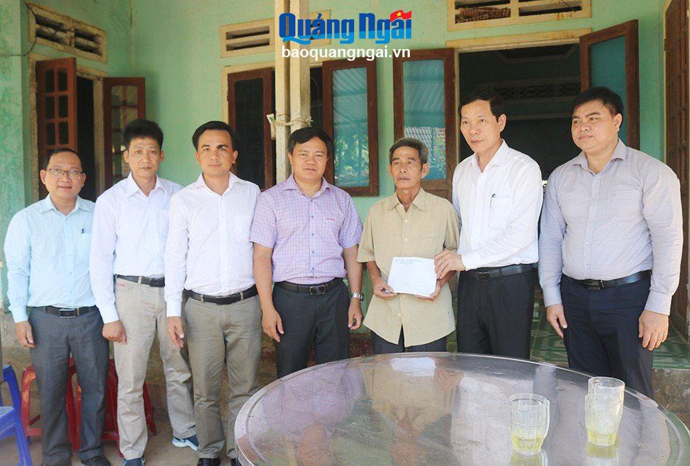 Trưởng ban Dân vận Tỉnh ủy, Chủ tịch Ủy ban MTTQ Việt Nam tỉnh Võ Thanh An trao tặng quà cho ông Đinh Pa Lếu, thôn Trung Thượng, xã Long Mai (Minh Long).