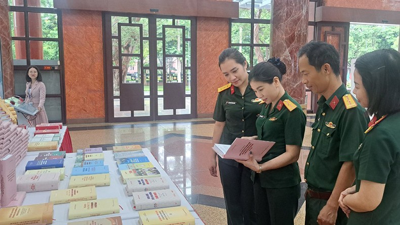 Cán bộ, chiến sĩ cơ quan Bộ Quốc phòng tại gian trưng bày sách nhân Lễ ra mắt sách của Tổng Bí thư.

