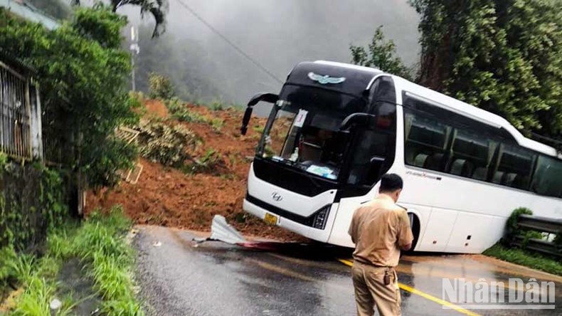 Chiếc xe khách gặp nạn do sạt lở trên đèo Bảo Lộc.