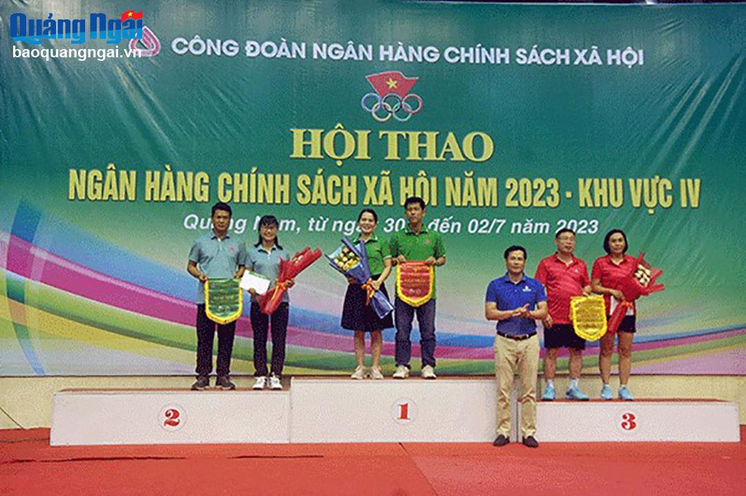 Vận động viên Chi nhánh Ngân hàng Chính sách xã hội tỉnh Quảng Ngãi đoạt huy chương Vàng bộ môn cầu lông.