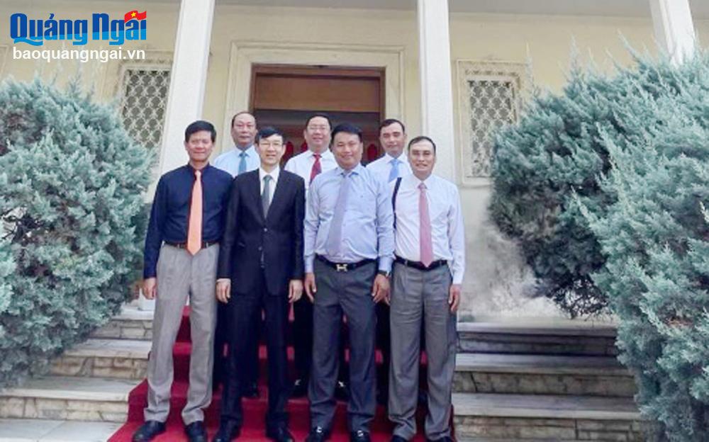 Chụp ảnh lưu niệm cùng Đại sứ đặc mệnh toàn quyền Việt Nam tại Hy Lạp Lê Hồng Trường. Ảnh: Hoàng Anh