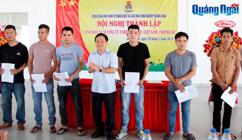 Chủ tịch LĐLĐ tỉnh Nguyễn Phúc Nhân trao Quyết định kết nạp đoàn viên cho CNLĐ Công ty TNHH Maystar (Việt Nam) Footwear