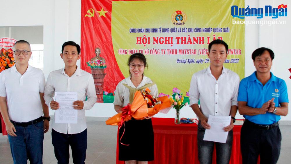 Chủ tịch Công đoàn KKT Dung Quất và các KCN Quảng Ngãi Phạm Thái Dương trao Quyết định thành lập CĐCS Công ty TNHH Maystar (Việt Nam) Footwear

