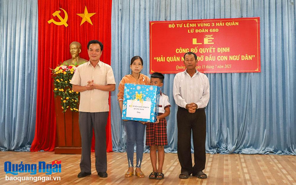 Trưởng Ban Tuyên giáo Tỉnh ủy Đặng Ngọc Dũng tặng quà cho em Nguyễn Thành Long.