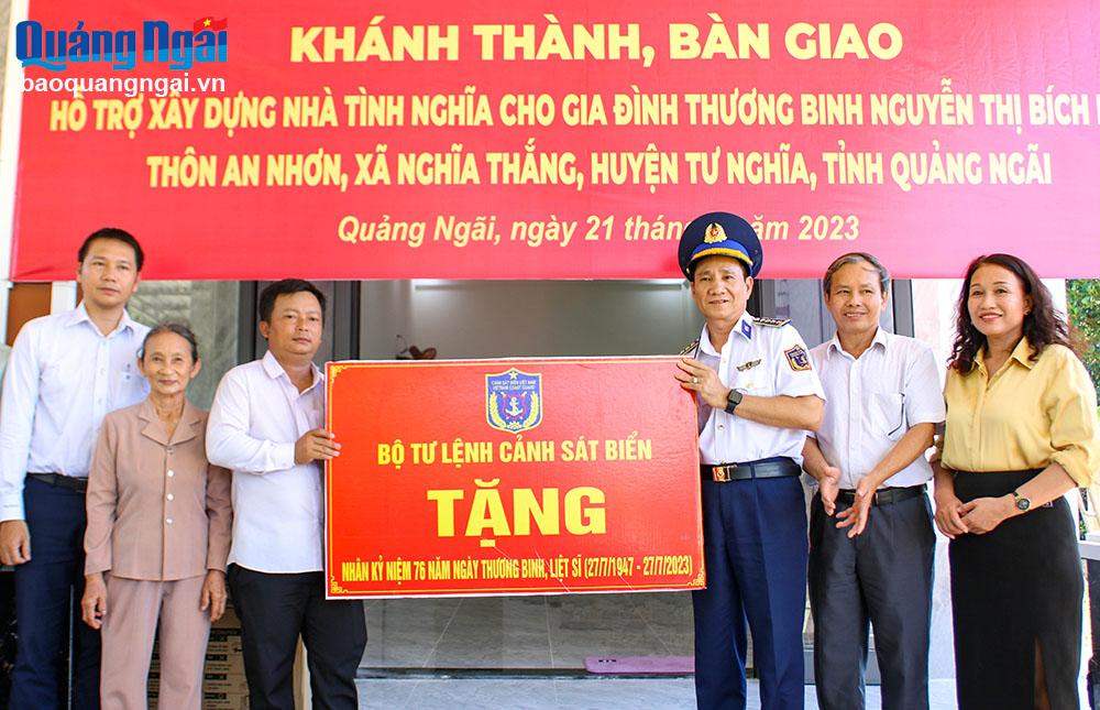 Tặng quà mừng của Bộ Tư lệnh Vùng Cảnh sát biển 2 cho gia đình bà Ngọ.