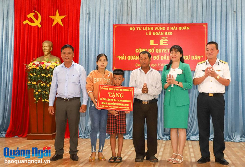 Trao sổ tiết kiệm trị giá 30 triệu đồng cho em Nguyễn Thành Long.