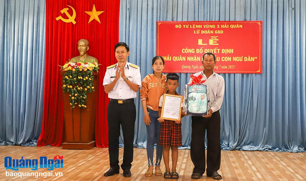 Phó Chính ủy Vùng 3 Hải Quân, Đại tá Phạm Đình Thành trao quyết định “Hải quân nhận đỡ đầu con ngư dân” cho gia đình em Nguyễn Thành Long.