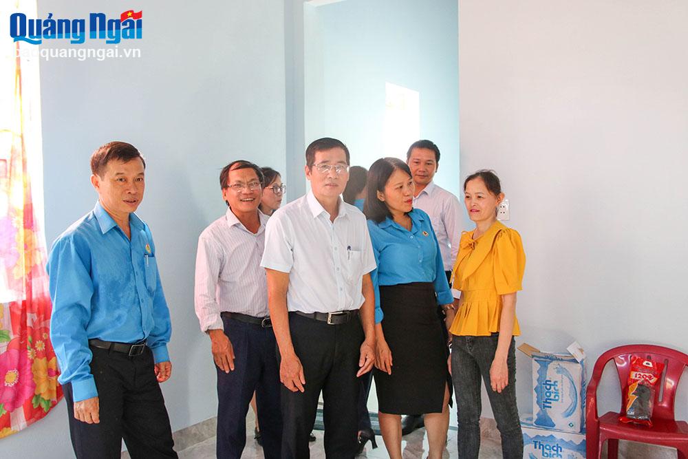 Thăm quan ngôi nhà mới của chị Nguyễn Thị Tánh ngụ thôn An Hội Nam 1, xã Nghĩa Kỳ (Tư Nghĩa).