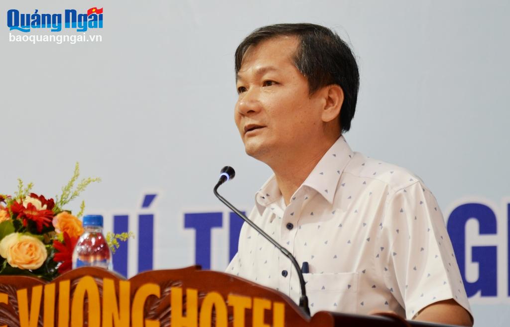 Tổng Biên tập Báo Quảng Ngãi Nguyễn Phú Đức trình bày tham luận tại tọa đàm.