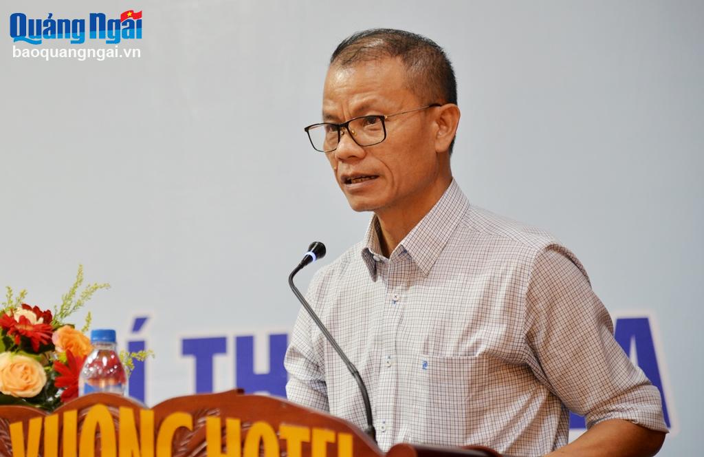 Phó Giám đốc Đài PT-TH tỉnh Nguyễn Anh Tuấn trình bày tham luận tại tọa đàm.