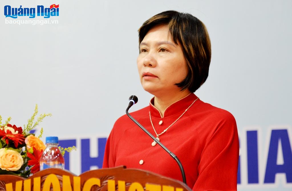 Phó Giáo sư, Tiến sĩ Đỗ Thị Thu Hằng - Trưởng ban Nghiệp vụ, Hội Nhà báo Việt Nam trình bày tham luận tại tọa đàm.