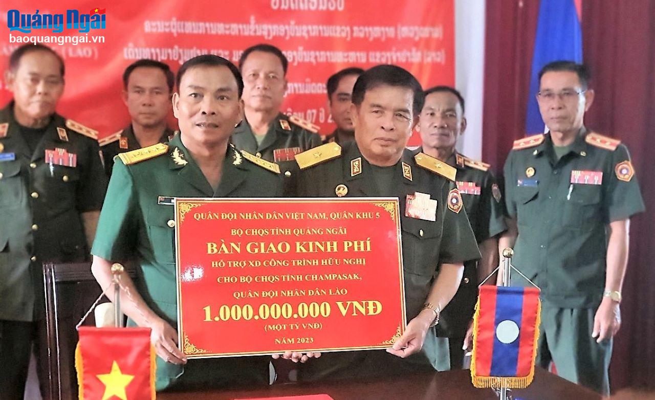 Thăm và bàn giao kinh phí 1 tỷ đồng cho Bộ CHQS tỉnh Champasak (Lào)