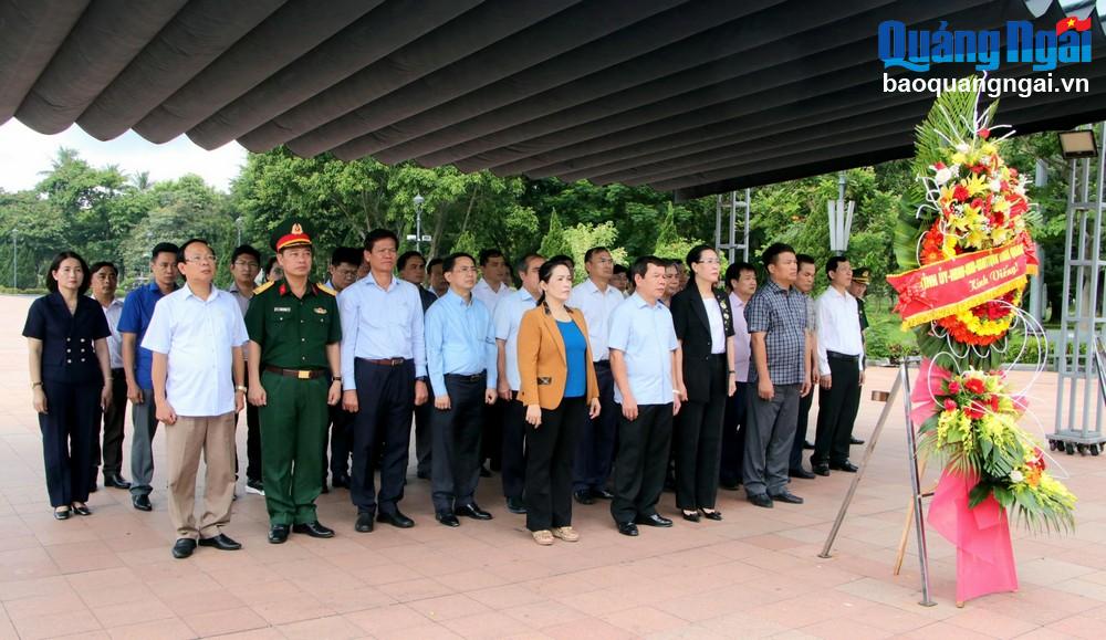 Đoàn công tác của tỉnh Quảng Ngãi dâng hoa tưởng nhớ các anh hùng liệt sĩ tại Thành Cổ Quảng Trị.