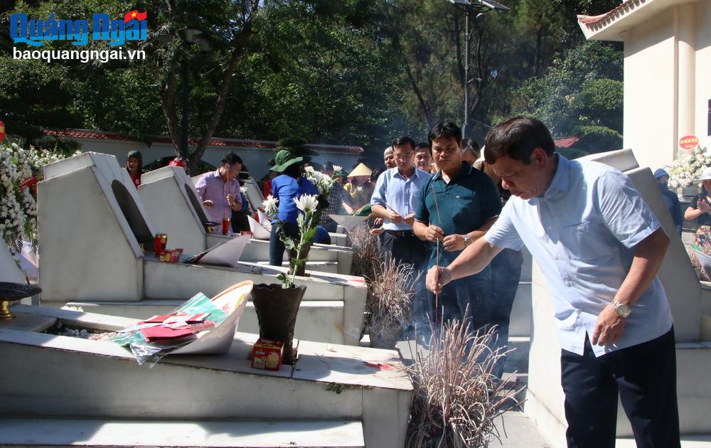 Các đồng chí lãnh đạo tỉnh Quảng Ngãi  dâng hương tại các phần mộ 10 nữ anh hùng liệt sĩ.