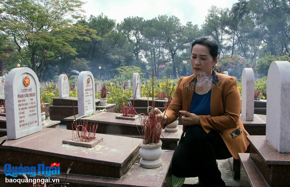 Phó Bí thư Tỉnh ủy Đinh Thị Hồng Minh thắp hương lên phần mộ các anh hùng liệt sĩ tại Nghĩa trang Liệt sĩ Quốc gia Trường Sơn.
