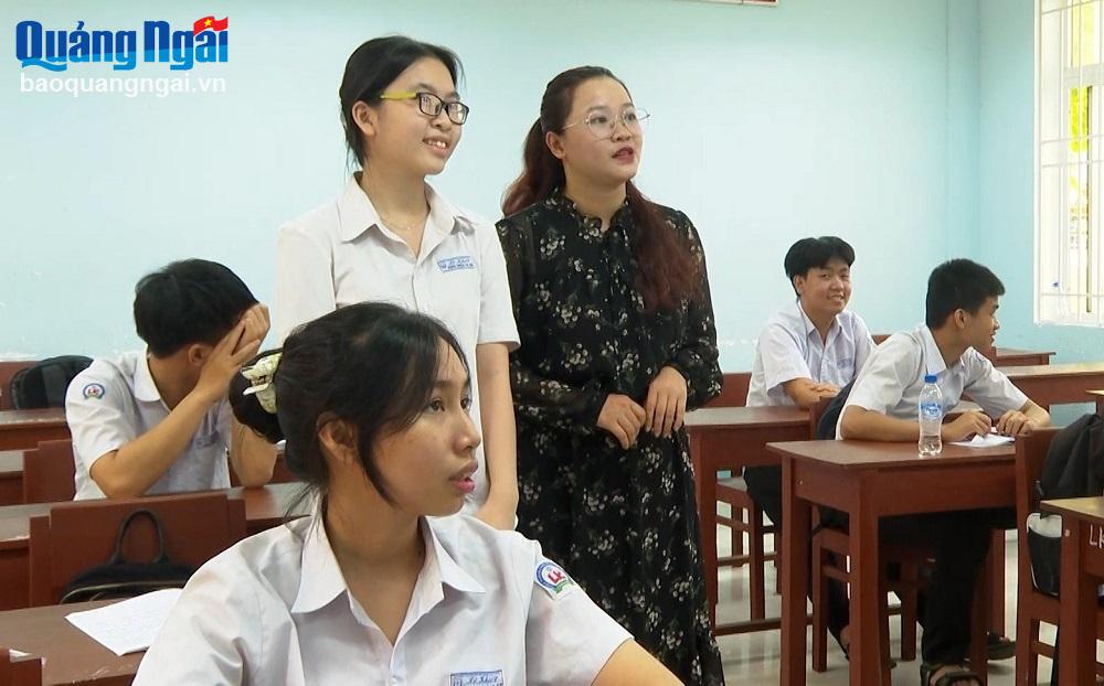 Cô giáo Lê Thị Thúy Kiều, dạy môn tiếng Anh của Trường THPT Chuyên Lê Khiết là giáo viên đầu tiên được tuyển dụng theo Nghị định 140/2017/NĐ-CP.