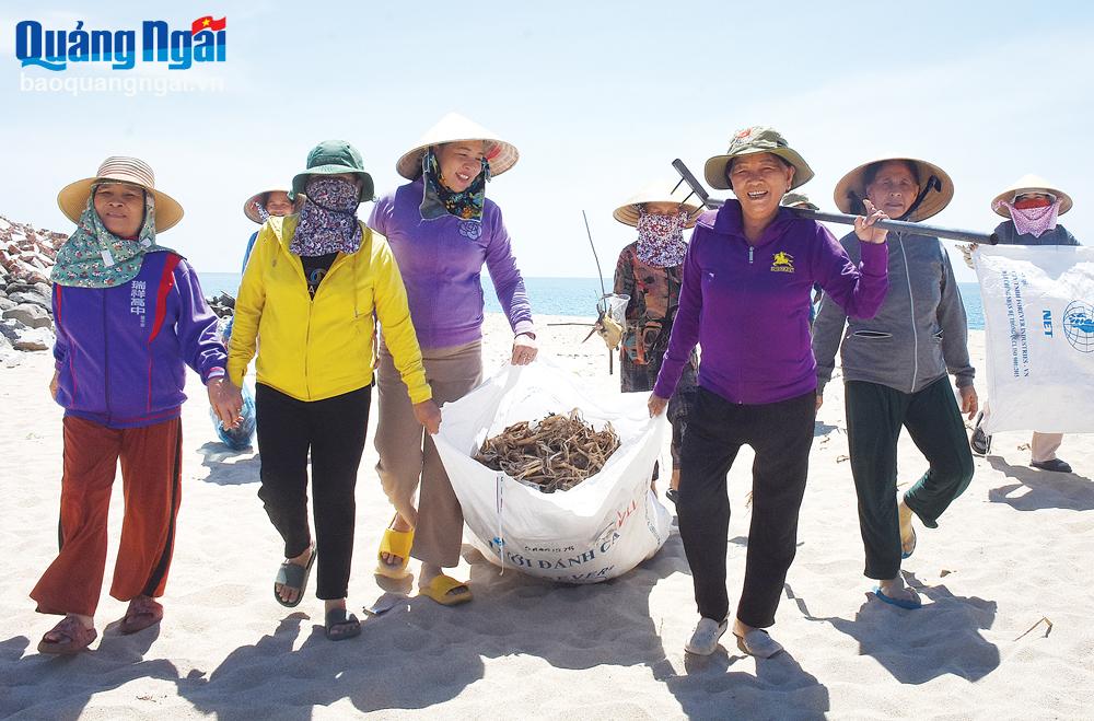 Người cao tuổi thôn Phổ An, xã Nghĩa An (TP.Quảng Ngãi) cùng nhau thu gom rác trên bãi biển Phổ An.  