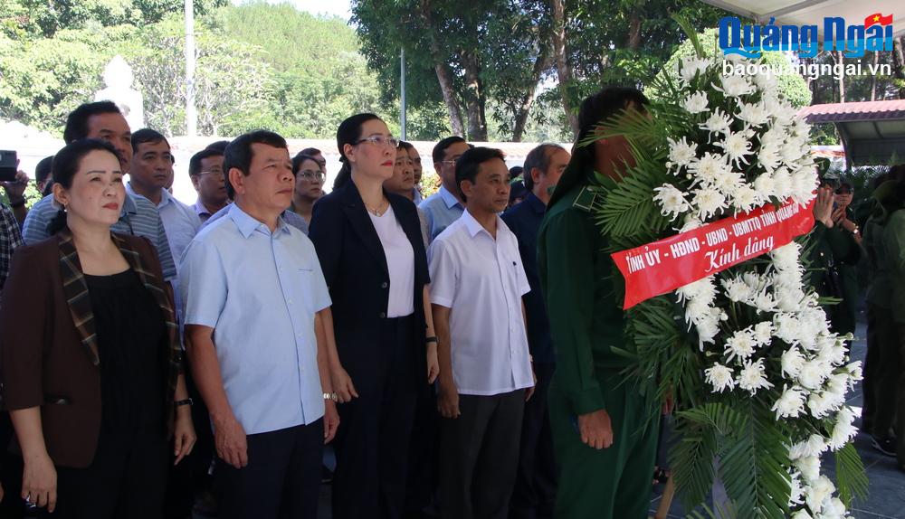 Đoàn công tác tỉnh Quảng Ngãi dâng hoa, dâng hương tại Khu di tích lịch sử cấp Quốc gia đặc biệt Ngã ba Đồng Lộc.