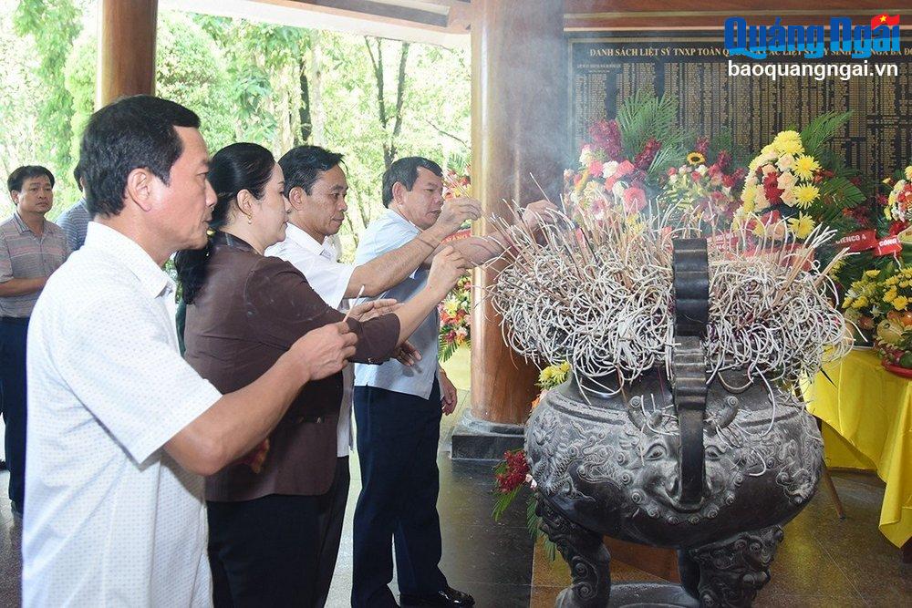 Các đồng chí lãnh đạo tỉnh Quảng Ngãi và Hà Tĩnh dâng hương dâng hương tại Nhà bia tưởng niệm liệt sĩ thanh niên xung phong  toàn quốc.